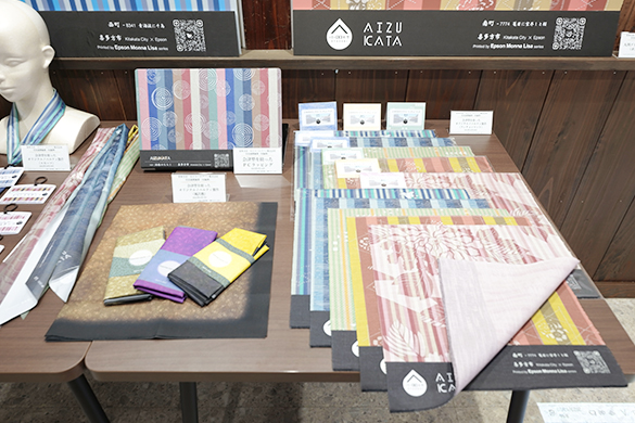 Aizu cotton place mats (right) were also given away at ITMA. The designs of the items in this exhibit take their inspiration from the five districts of Odazuki.