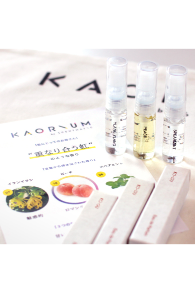 KAORIUM personalized card: printed with three fragrances the customer likes, along with descriptive words.