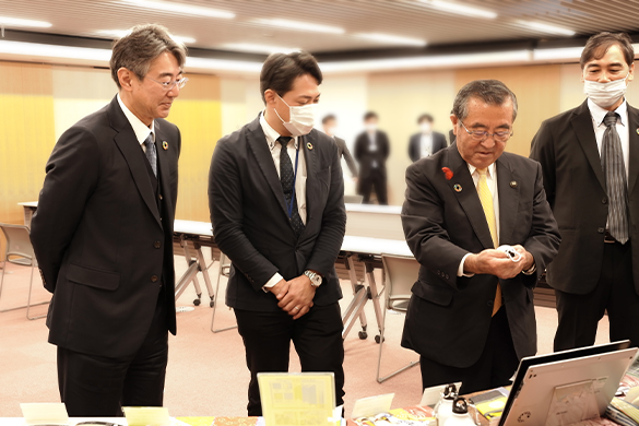 会津型が昇華転写されたマウンテンボトルを手に取る遠藤市長。